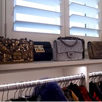 Salah satu tas paling mahal yang dimiliki Jacklyn adalah Hermes Birkin seharga Rp 115 jutaan. Sedangkan tas paling sentimental baginya adalah koleksi clutch keluaran Chanel yang rata-rata berharga $6,700 (Rp 94 jutaan). Foto: Youtube Jaclyn Hill