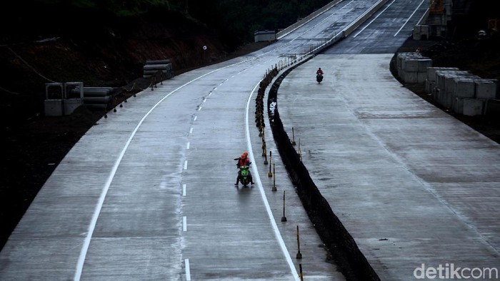 Tol Bogor-Ciawi-Sukabumi (Bocimi) hingga kini terus dikebut pembangunannya. Rencananya jalan tol ini siap beroperasi Juli 2018.