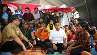 Selain meninjau lokasi, Mensos yang didampingi Direktur Jenderal Perlindungan dan Jaminan Sosial Kementerian Sosial Harry Hikmat juga memberikan santunan kepada ahli waris korban penumpang KM Sinar Bangun. Foto: dok. Mensos