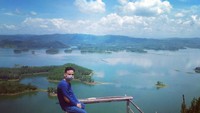 Ulu Kasok disebut mirip dengan Raja Ampat, karena bila berfoto di puncaknya seperti berfoto di Pianemo, salah satu tempat ikonik di Raja Ampat. (budigaringging/Instagram)