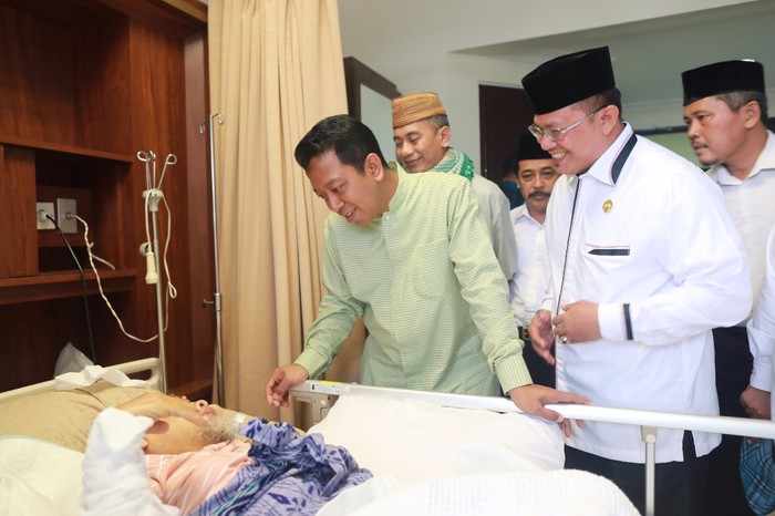 Ketum PPP Jenguk Ulama Betawi Buya Saifuddin