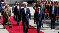 Sebelum momen nobar, Pangeran William lebih dahulu disambut Pangeran Hussein saat mendarat di Amman (Foto: Reuters)