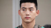 Di tengah momen yang serius saat wajib militer, Taecyeon dikabarkan sadar kamera saat fans tengah merekam penampilannya diam-diam. Foto: Dok.Instagram