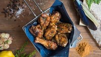 Yummy! Buat yang ke restoran ini ramai-ramai, bisa coba Chicken in A Basket. Sayap ayam goreng ini bisa jadi sharing food sambil ngobrol seru. Foto: instagram @featherstone_cafe