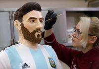 Ahli Cokelat Rusia Ini Bikin Patung Seukuran Lionel Messi 