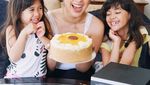 Cantiknya Tyna Kanna Mirdad, Adik Ipar Nana Mirdad Saat Ngemil dan Ngopi