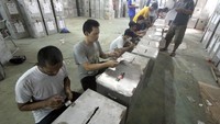 Pekerja mempersiapkan kotak suara logistik Pilkada untuk didistribusikan di Gudang Logistik KPU Kabupaten Bogor, Cibinong, Bogor, Jawa Barat. Sejumlah item logistik coblosan mulai dari kotak suara, surat suara, bilik, tinta, sampul, formulir, template dan lainnya mulai dikirim bertahap oleh KPU setempat untuk persiapan digelarnya pilkada serentak pada 27 Juni mendatang. Antara Foto/Yulius Satria Wijaya.