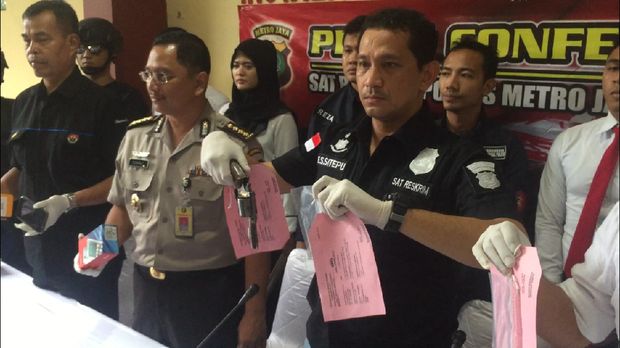 Ada 3 pelaku lain yang telah ditangkap.