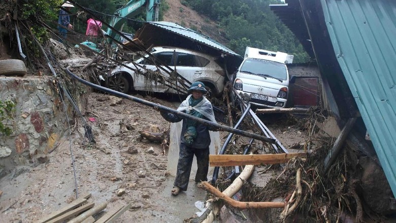 7 Orang Tewas dan 12 Hilang Akibat Banjir Bandang di Vietnam 7 Orang Tewas dan 12 Hilang Akibat Banjir Bandang di Vietnam