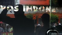 Aksi demo berlangsung damai dan tertib di halaman Gedung Pos Indonesia.