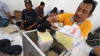 Petugas memasukkan logistik Pemilihan Kepala Daerah (Pilkada) ke dalam kotak suara di Komisi Pemilihan Umum, Kota Kediri, Jawa Timur. Antara Foto/Prasetia Fauzani.