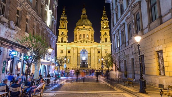Memang banyak adegan film Evita yang diambil di Budapest. Selain Gellert Hotel and Baths, serta Andrassy Avenue dan persimpangan Oktogon, St Stephens Basilica juga muncul dalam film tersebut (Hungarian National Tourist Office) Memang banyak adegan film Evita yang diambil di Budapest. Selain Gellert Hotel and Baths, serta Andrassy Avenue dan persimpangan Oktogon, St Stephens Basilica juga muncul dalam film tersebut (Hungarian National Tourist Office)