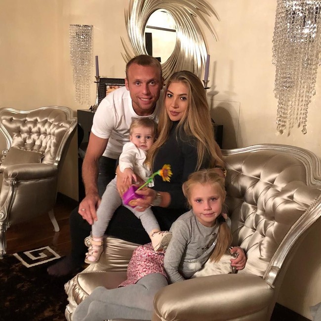 Darya merupakan lulusan fakultas kedokteran spesialisasi gigi. Dia saat ini menjadi ibu dari dua orang anak. Foto: Dok. Instagram glushak8