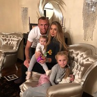 Darya merupakan lulusan fakultas kedokteran spesialisasi gigi. Dia saat ini menjadi ibu dari dua orang anak. Foto: Dok. Instagram glushak8