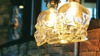 Bukan dari tengkorak manusia. Restoran ini dilengkapi dengan lampu-lampu kuning, dari tengkorak kristal yang membuat interior semakin keren. Foto: Istimewa