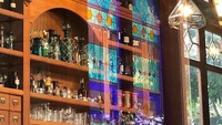 Lewat instagram resmi restoran ini @featherstone_cafe, kita bisa mengintip bagian dalam restoran ini. Ada satu sudut dengan lemari kayu berisi botol kaca dan lampu bergaya klasik. Foto: instagram @featherstone_cafe