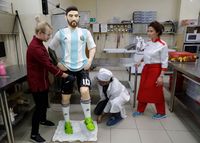 Ahli Cokelat Rusia Ini Bikin Patung Seukuran Lionel Messi 