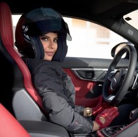 Kini dengan diangkatnya larangan bagi wanita mengendarai mobil, Aseel mengaku senang dan lega. Ia pun merayakannya dengan melakukan honor lap di sirkuit. Foto: Getty Images