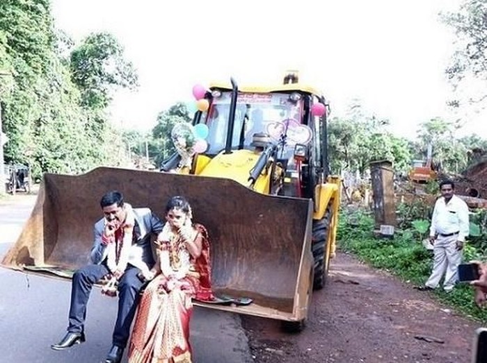 Anti Mainstream! Pasangan Pengantin di India Nikah Naik Buldoser. Foto: Istimewa Anti Mainstream! Pasangan Pengantin di India Nikah Naik Buldoser. Foto: Istimewa