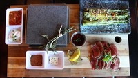 Tidak hanya interiornya yang unik. Makanannya pun disajikan dengan cara berbeda. Black Rock Steak ini dimasak langsung di atas meja, menggunakan batu khusus. Foto: Michael Klein