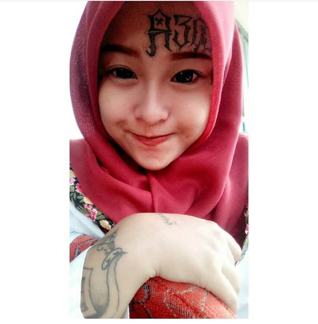 Mengunggah foto berhijab sekaligus bertato di media sosial membuat nama Iska jadi semakin dikenal. Tak sedikit netizen yang menghujat penampilannya tersebut, bahkan menganggap Iska hanya mencari sensasi. Foto: Instagram/Iskarandy