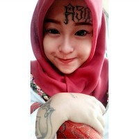 Mengunggah foto berhijab sekaligus bertato di media sosial membuat nama Iska jadi semakin dikenal. Tak sedikit netizen yang menghujat penampilannya tersebut, bahkan menganggap Iska hanya mencari sensasi. Foto: Instagram/Iskarandy