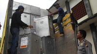 Pekerja menata kotak suara di atas bak truk di Temanggung, Jateng. KPUD Temanggung mulai mendistribusikan logistik Pilkada Cagub-Cawagub Jawa Tengah dan Cabup-Cawabup Temanggung yang akan berlangsung 27 Juni mendatang. Antara Foto/Anis Efizudin.