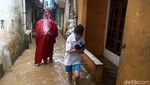Ratusan Rumah Terendam Banjir di Kampung Melayu