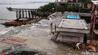 Sejumlah pekerja melakukan pengerjaan pembangunan venue olahraga jetski untuk Asian Games 2018 di Ancol, Jakarta Utara, Senin (25/6).