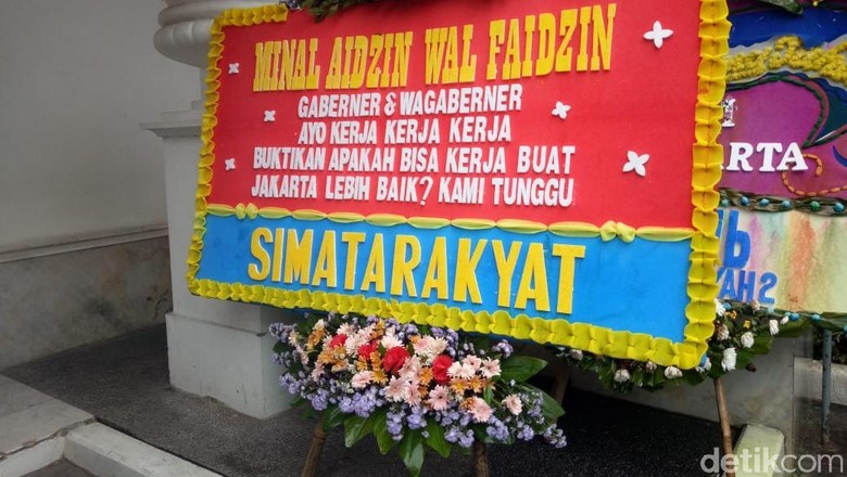 Karangan Bunga Gaberner dan Wagaberner di Balkot DKI Dipindahkan Karangan Bunga Gaberner dan Wagaberner di Balkot DKI Dipindahkan
