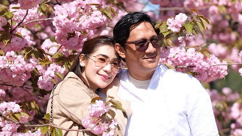 Andre Taulany Unjuk Jari Thanos Bertinta usai Nyoblos Andre Taulany Unjuk Jari Thanos Bertinta usai Nyoblos