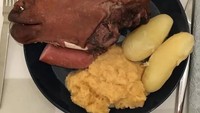 Gimana melihat tampilan smalahove ini? Jadi mau makan atau ngeri? Kepala kambing dimasak dan disajikan dalam keadaan utuh. Ini adalah makanan khas Norwegia. Foto: Istimewa