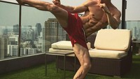 Daniel latihan menendang di rooftop. Ia diketahui kini menetap di Bangkok, Thailand. (Foto: Instagram/danieloneillofficial)