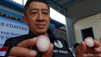 Polisi menunjukkan bawang bombay merah mini asal India dan bawang merah lokal. Bentuk keduanya sekilas mirip, cuma ada bedanya.