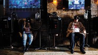 Selagi menunggu pesanan makanan tiba, pengunjung bisa merasakan pengalaman seru berada di tengah bencana melalui VR yang tersedia. Cukup keluarkan $1 (Rp. 14.000,-) per menitnya. Foto: Istimewa