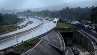 Ruas tol ini juga telah mengalami kemunduran jadwal pengoperasian beberapa kali lantaran terhambat oleh pembebasan lahan.