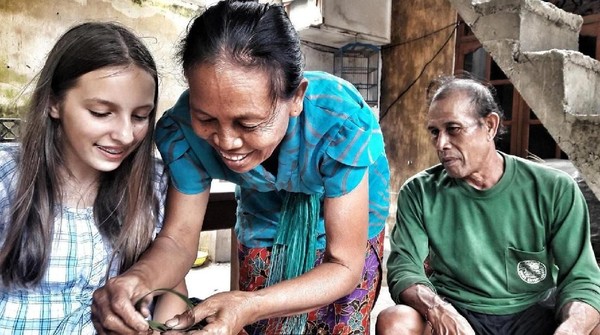 Foto: Lucia, putri penulis yang berusia 13 tahun, berkunjung dari Spanyol ke Bali, di mana ibunya tinggal bersama Nenek. Keluarga kedua ini memang menyenangkan walau tak memiliki kesamaan bahasa, Lucia dapat menyesuaikan diri (Mark Eveleigh/BBC Travel)