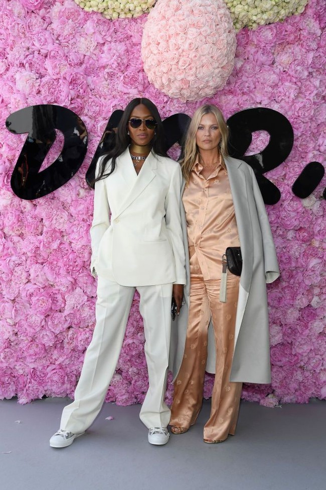 Biasa tampil seksi dengan busana terbuka, Naomi Campbell memilih sesuatu yang berbeda. Kali ini, setelan serba putih bersiluet longgar menjadi pilihan perempuan 48 tahun itu. Foto: Getty Images