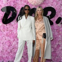 Biasa tampil seksi dengan busana terbuka, Naomi Campbell memilih sesuatu yang berbeda. Kali ini, setelan serba putih bersiluet longgar menjadi pilihan perempuan 48 tahun itu. Foto: Getty Images