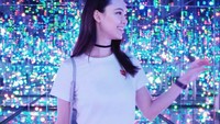 Ini adalah potret dirinya saat hunting ke Yayoi Kusama Exhibition National Gallery di Singapura. (fionafussi/Instagram)