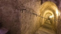 Bourbon Tunnel atau Il Tunnel Borbonico merupakan terowongan tua yang punya nuansa vintage. Situs ini dibangun atas perintah Raja Ferdinand II dari Bourbon. (galleriaborbonica/Instagram)