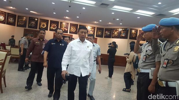 Menko Polhukam dan Menhub datang ke lokasi