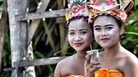 Foto: Nenek lahir di Bali mungkin 80 tahun yang lalu. Waktu itu tidak ada akta kelahiran baginya. Penulis juga belajar bahwa Bali dikenal dengan masyarakatnya yang rela mengeluarkan lebih dari setangah pendapatannya untuk ritual keagaamaan (Mark Eveleigh/BBC Travel)