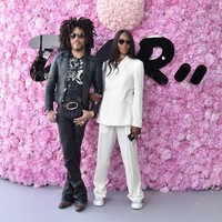 Untuk alas kaki, bukan heels yang diandalkan oleh model Inggris berdarah Jamaika ini. Melainkan, sneakers yang menciptakan kesan kekinian. Foto: Getty Images