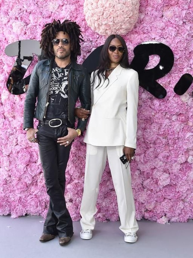 Untuk alas kaki, bukan heels yang diandalkan oleh model Inggris berdarah Jamaika ini. Melainkan, sneakers yang menciptakan kesan kekinian. Foto: Getty Images