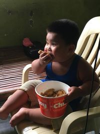Gemas! Anak Kecil Ini Berusaha Memakan Ayam Goreng dari Papan Iklan