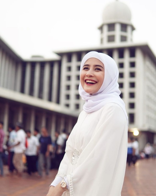 Tak hanya saat Lebaran, Prilly Latuconsina pun sempat tampil berhijab saat acara di bulan Ramadan. Ia tampil syahdu dengan hijab dan busana serba putih. Foto: Instagram/PrillyLatuconsina