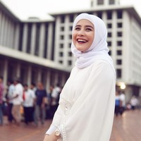 Tak hanya saat Lebaran, Prilly Latuconsina pun sempat tampil berhijab saat acara di bulan Ramadan. Ia tampil syahdu dengan hijab dan busana serba putih. Foto: Instagram/PrillyLatuconsina