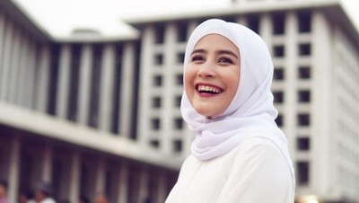 Adu Gaya Prilly Latuconsina dan Aurel Hermansyah Saat Berhijab