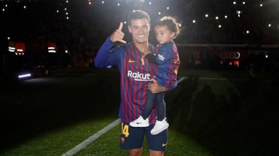 Kemesraan Pemain Timnas Brasil Philippe Coutinho dan sang Anak